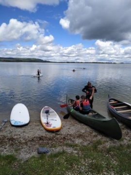 Den Kochelsee erkundeten die Jungs via SUP und Kanu.