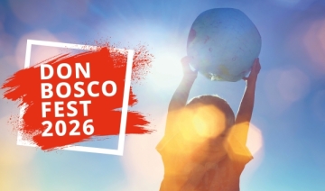 Ein wei&szlig;er Rahmen auf der linken Seite mit roten Farbstreifen und Text "Don Bosco Fest 2026). Im Hintergrund blauer Himmel, auf der rechten Seite ein Kind, das einen Ball hochh&auml;lt.