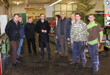 von links nach rechts: Michael Gärtner (Erziehungsleiter), Hans-Georg Glock (Werkstattleiter Metall), Pater Andreas Kühne (Direktor der salesianischen Gemeinschaft in Sannerz), Landrat Thorsten Stolz (MKK), Walburga Strott (Schulleiterin), Patrick Will (Einrichtungsleiter), Heiko Schreiber (Leiter Berufliche Bildung) und zwei Azubis der Werkstatt Metall.